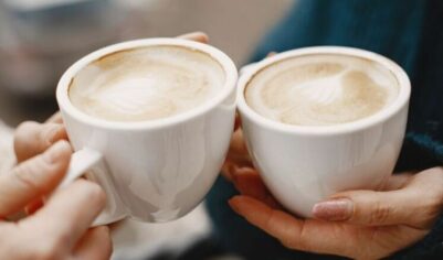 Пару чашек чая или кофе в день назвали фактором снижения риска опасного заболевания